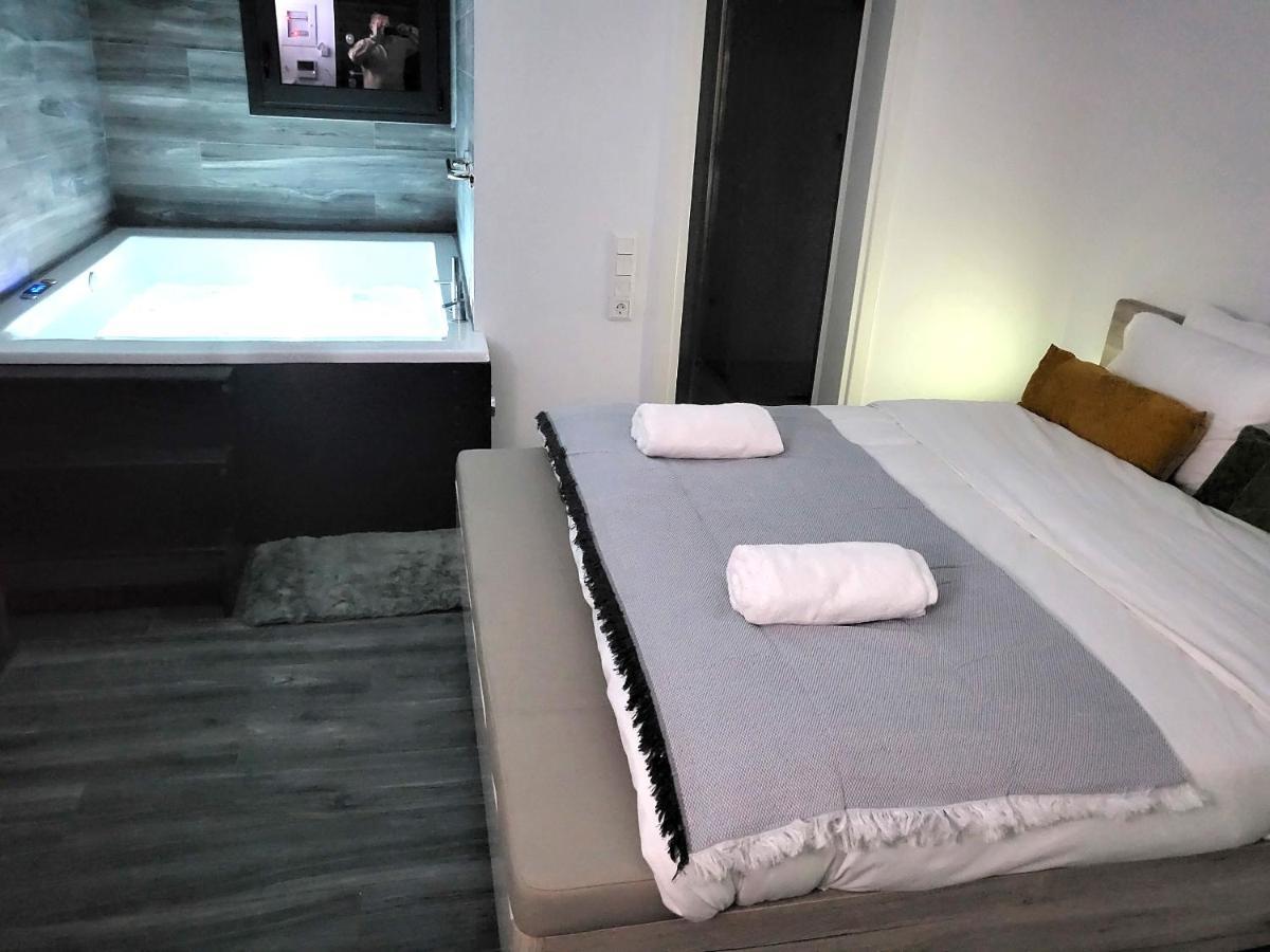 Fabilicious Suites - 2 Apartments- Romantic Jacuzzi & Spacious Family Comfort Atina Dış mekan fotoğraf