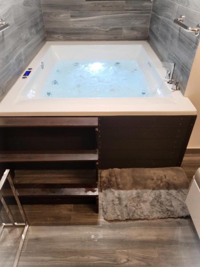 Fabilicious Suites - 2 Apartments- Romantic Jacuzzi & Spacious Family Comfort Atina Dış mekan fotoğraf
