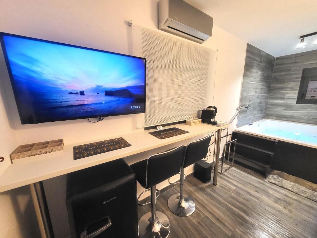 Fabilicious Suites - 2 Apartments- Romantic Jacuzzi & Spacious Family Comfort Atina Dış mekan fotoğraf
