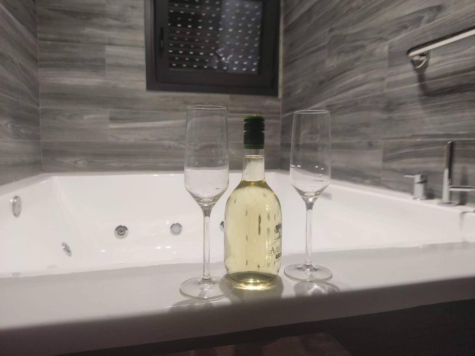 Fabilicious Suites - 2 Apartments- Romantic Jacuzzi & Spacious Family Comfort Atina Dış mekan fotoğraf
